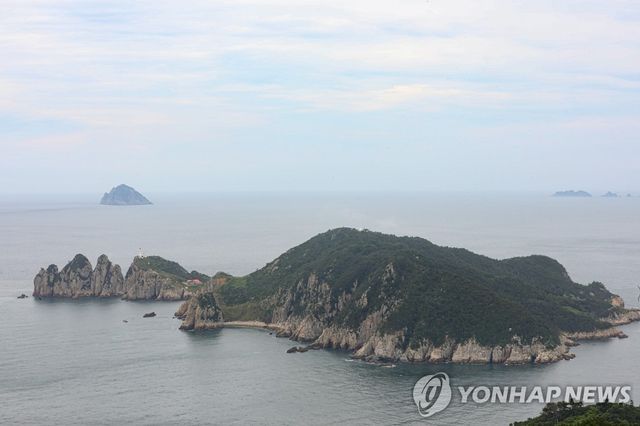 매물도에서 본 소매물도와 등대섬