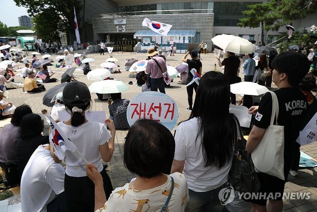 이어지는 올림픽공원 개표소 봉쇄 시위