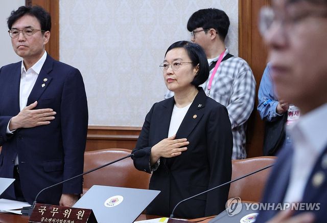 국기에 경례하는 한성숙 국무총리 후보자