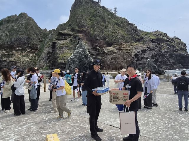 독도경비대에 위문품을 전달하는 동북아역사재단