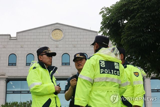 중앙선관위 앞 경계 근무 서는 경찰