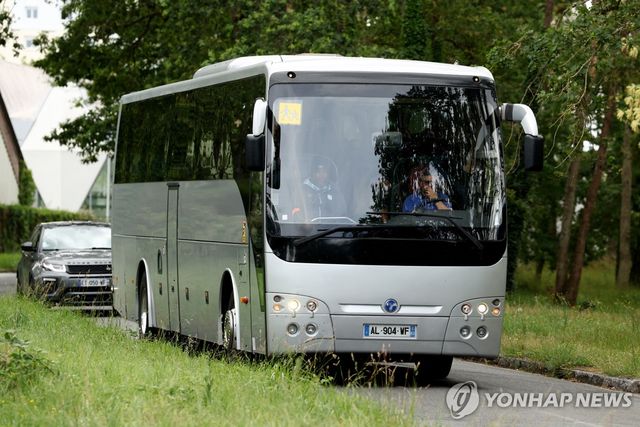 칠레와 평가전을 위해 버스로 이동하는 콩고민주공화국 선수들