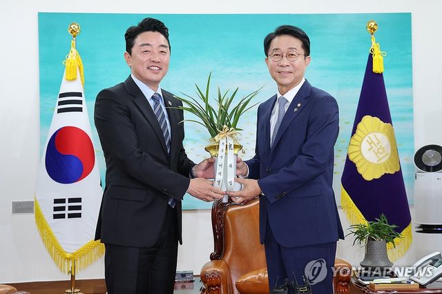 취임 축하 난 전달받는 조정식 국회의장
