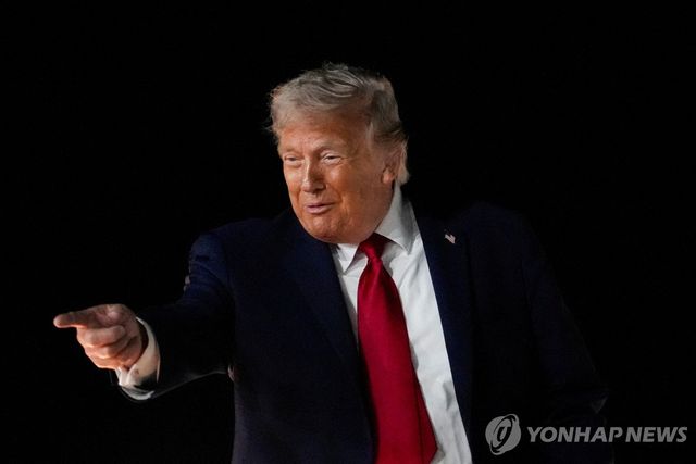 전용기에 탑승하는 도널드 트럼프 미국 대통령