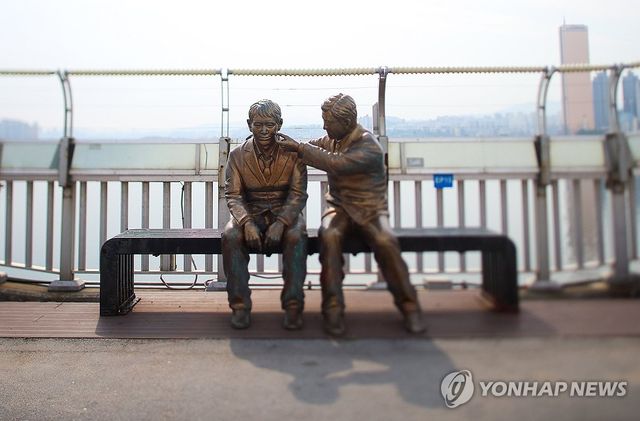서울 마포대교에 설치된 '한 번만 더' 동상 모습