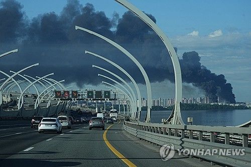 3일 우크라의 드론 공격 이후 검은 연기 피어오르는 상트페테르부르크 항구 상공