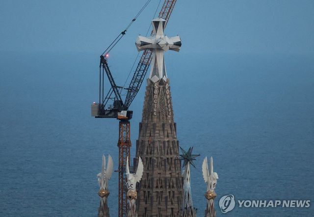 172.5m 예수 그리스도의 탑과 상단의 십자가