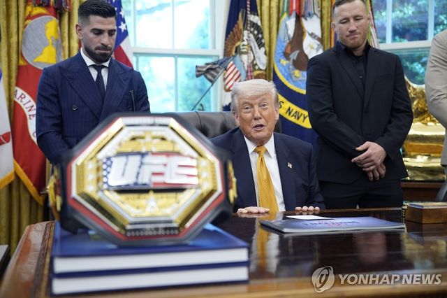 도널드 트럼프 대통령 집무실에 놓인 UFC 벨트