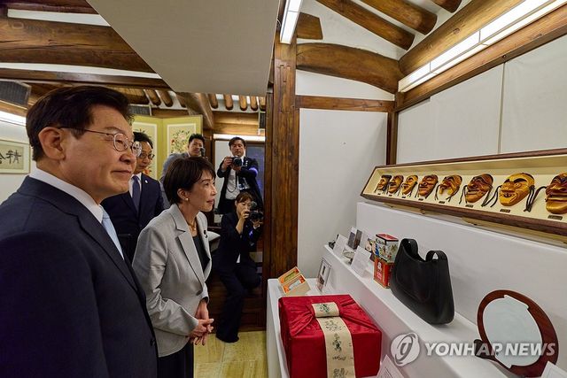 이재명 대통령의 선물 살펴보는 다카이치 총리