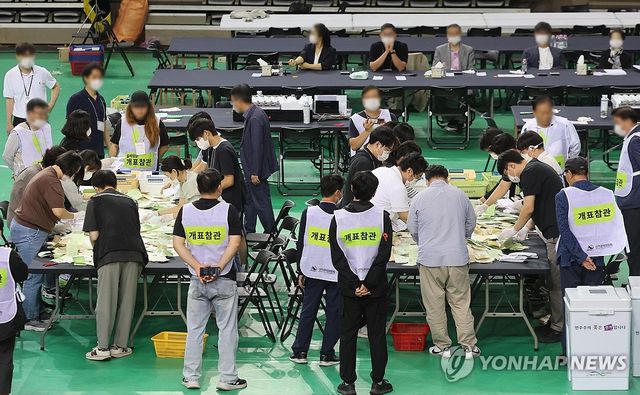개표 작업. 이 사진은 기사와 관련이 없습니다. 