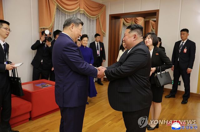 악수하는 김정은과 시진핑