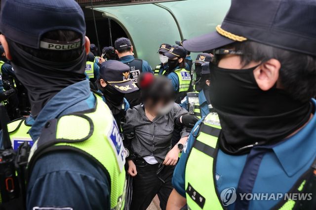투표함 이송 위해 시위대를 해산 조치하는 경찰