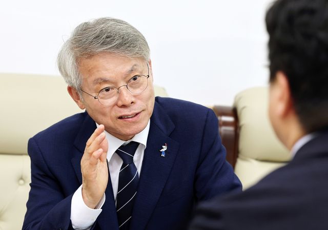 인터뷰하는 민형배 당선인