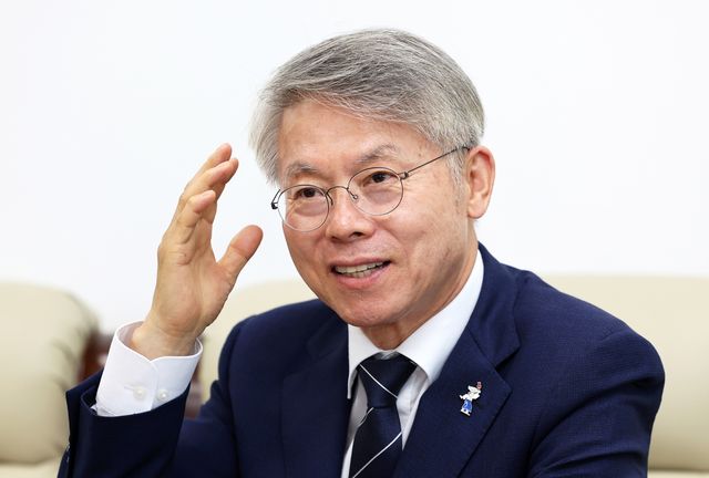 인터뷰하는 민형배 당선인