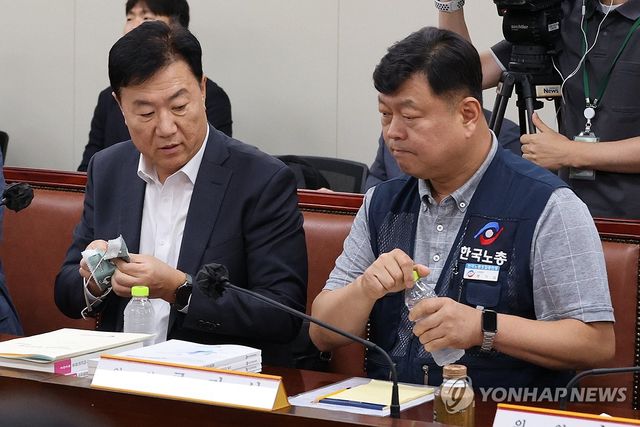 대화하는 근로자·사용자 위원