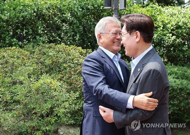 인사하는 이재명 대통령과 문재인 전 대통령