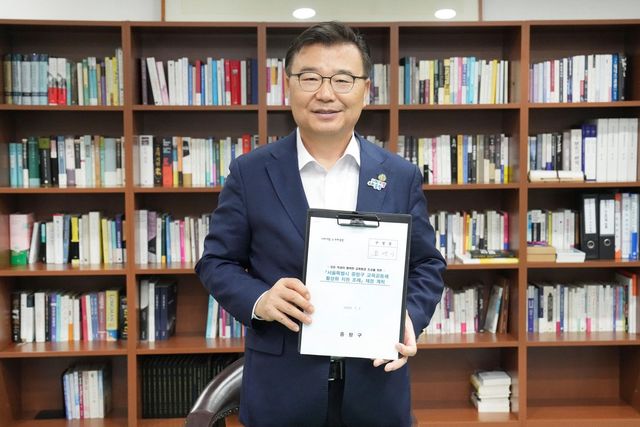 중랑구 교육공동체 활성화 지원 조례안을 결재한 류경기 구청장