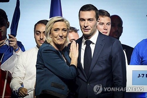 프랑스 국민연합의 마린 르펜 의원과 조르당 바르델라 대표