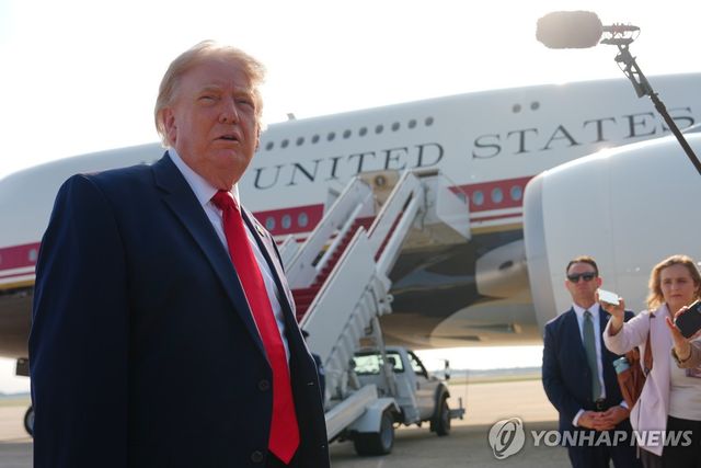 새 에어포스원 앞에서 문답하는 트럼프