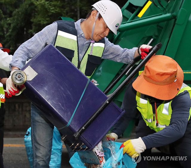 거리청소로 공식 일정 시작한 대전 서구청장