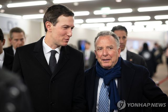 도널드 트럼프 미국 대통령의 사위 재러드 쿠슈너(왼쪽)와 스티브 윗코프 미 중동 특사