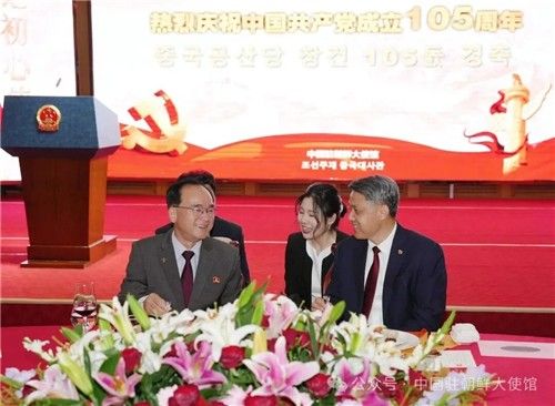 대화하는 조용원 조선노동당 조직비서와 왕야쥔 주북 중국대사