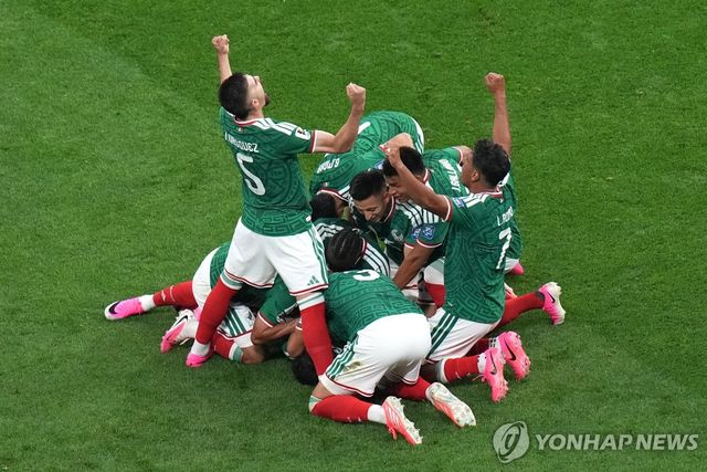 라울 히메네스의 추가골이 터진 뒤 기뻐하는 멕시코 선수들.