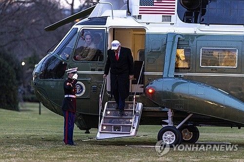 백악관 남쪽 잔디밭에 착륙한 구형 마린원에서 내리고 있는 트럼프 대통령 [EPA=연합뉴스 자료사진. 재판매 및 DB 금지]
