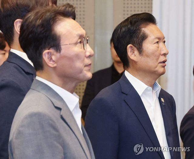 애국가 부르는 김민석 총리와 정청래 전 대표