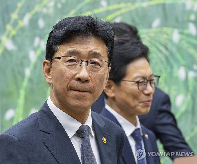 임명장 받은 신임 고용진 국회 사무총장