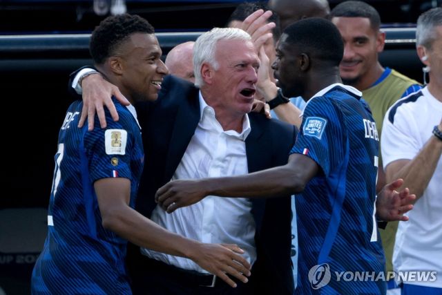 첫 골에 기뻐하는 프랑스의 음바페(왼쪽)와 디디에 데샹 감독, 우스만 뎀벨레