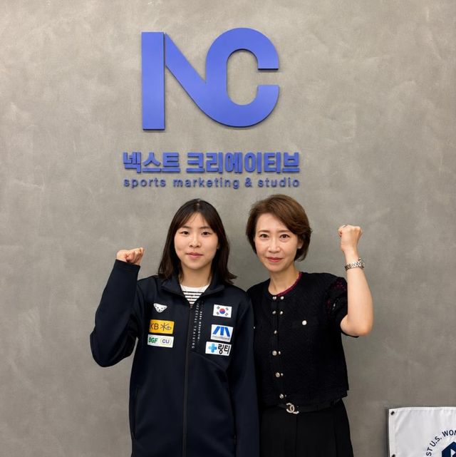 넥스트크리에이티브와 계약한 김민지(왼쪽)