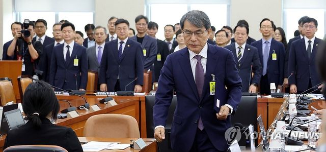 선서문 전달하는 노태악 전 선관위원장