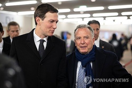 트럼프 대통령 사위 재러드 쿠슈너(왼쪽)와 스티브 윗코프 미 중동 특사 