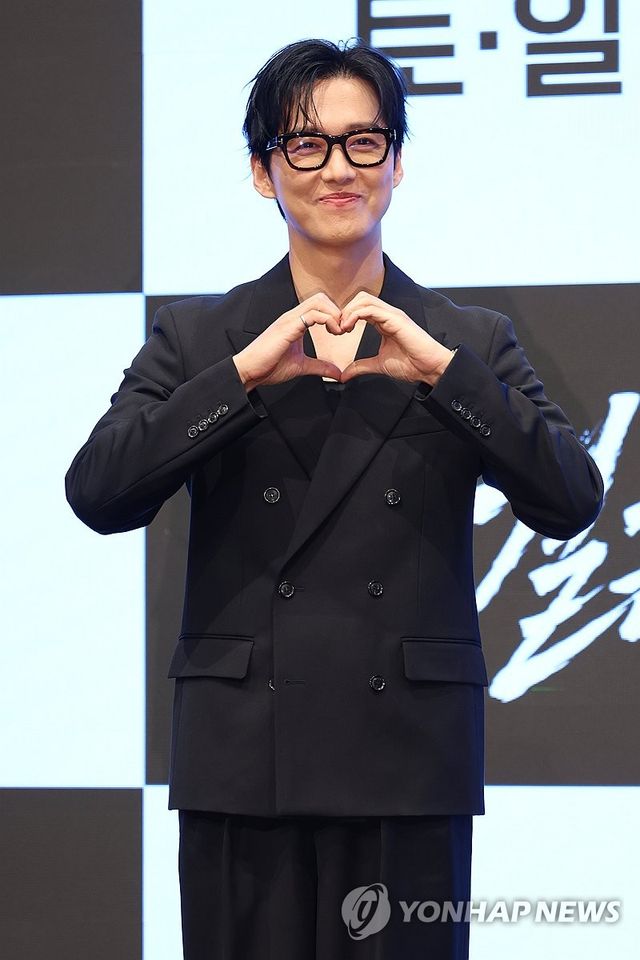 포즈 취하는 남궁민