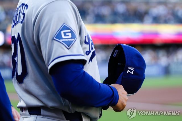 메이저리그가 베네수엘라 지진 피해 복구를 기원하며 모자에 이니셜 'VZ'를 새겼다.