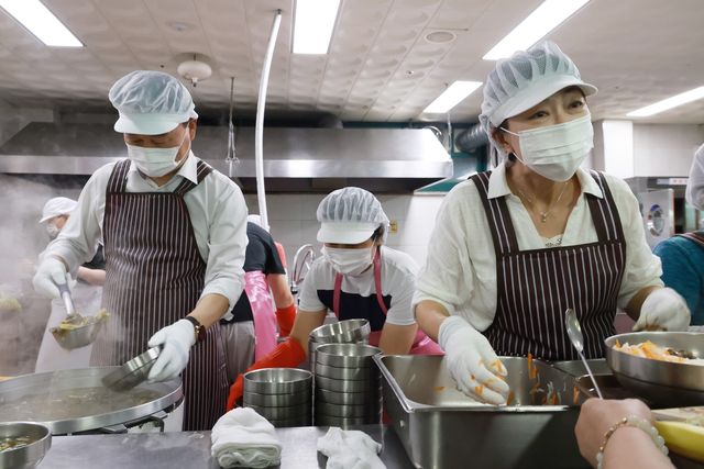 배식 봉사 중인 신용한(왼쪽) 충북도지사와 배우자