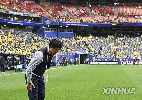 브라질전 패배후 팬들에 인사하는 모리야스 감독