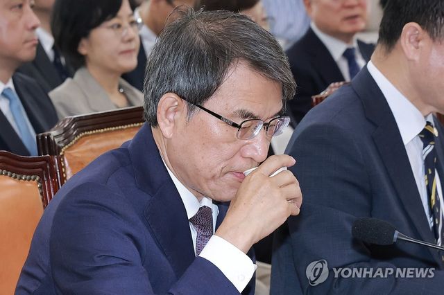 목 축이는 노태악 전 중앙선관위원장