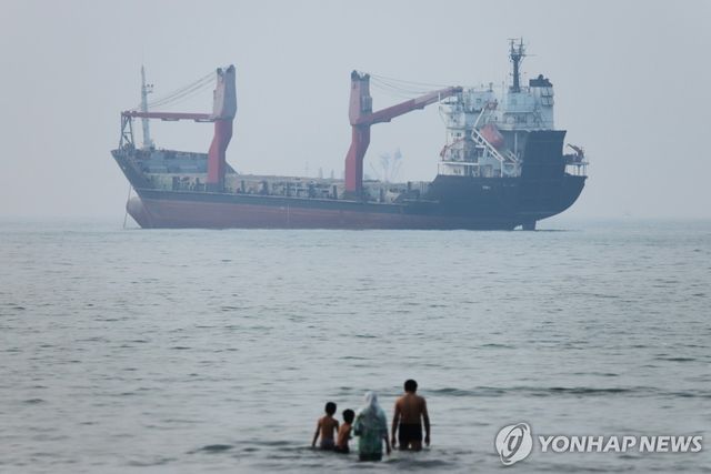 호르무즈 해협에 정박한 화물선 