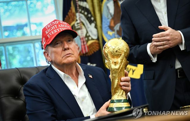 월드컵 트로피를 들고 있는 도널드 트럼프 미국 대통령