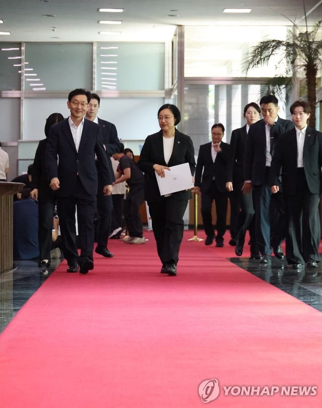 정부서울청사로 출근하는 한성숙 신임 국무총리