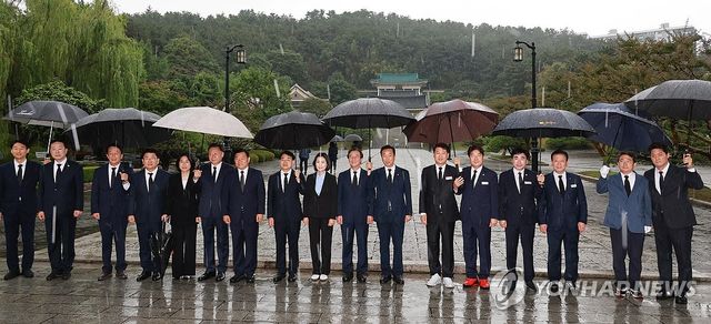전재수 부산시장과 16개 구·군 단체장들