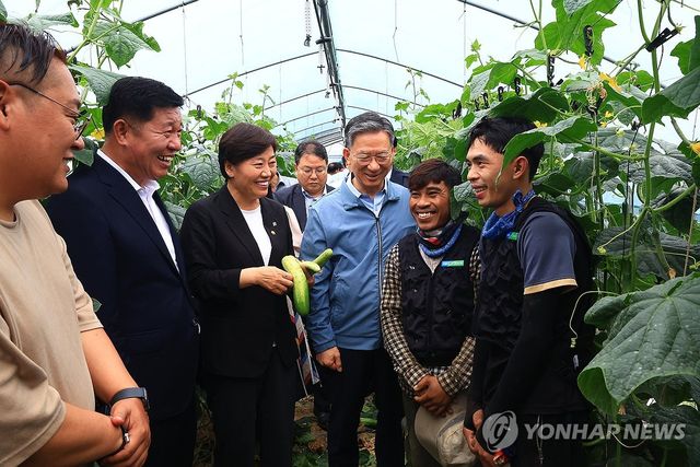 계절노동자 고용 농가 방문한 정성호·송미령 장관