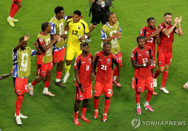 2-2로 비긴 뒤 기뻐하는 카보베르데 선수들