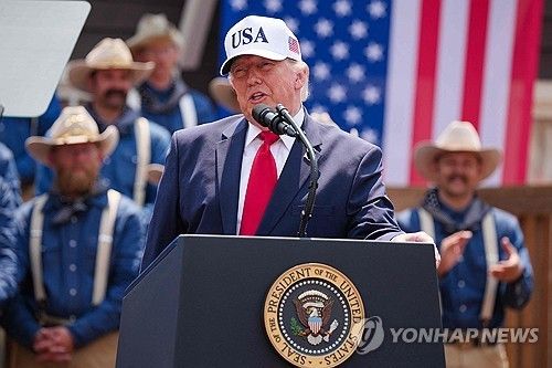 연설하는 트럼프 