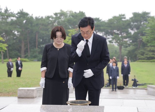 오창읍 충혼탑 찾은 이장섭 청주시장 부부