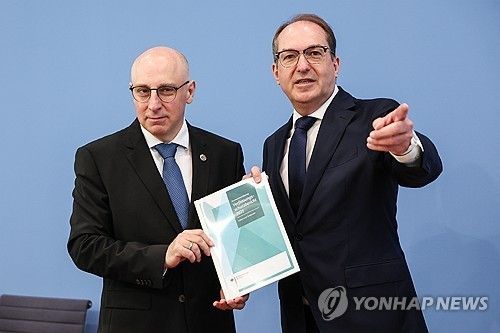 독일 헌법수호청장과 내무장관