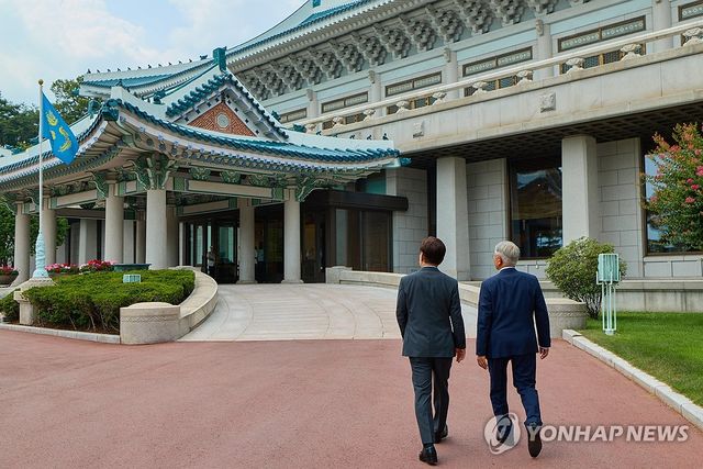 오찬회동 마친 이재명 대통령과 문재인 전 대통령