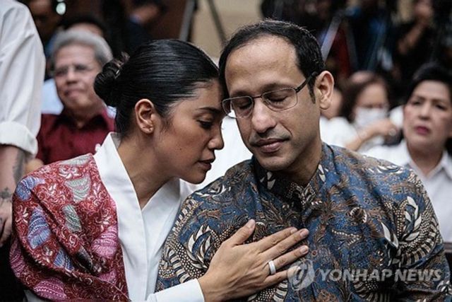 선고 기다리는 나딤 전 인도네시아 교육부 장관(오른쪽)과 그의 아내